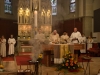 Die Gemeinde feiert Osternacht 2015 in der katholischen Pfarre Gersthof-St. Leopold in Wien.