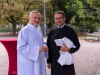 Pfarre P. Arkadiusz (re.) begrüßte den Vorsteher des Gottesdienstes, P. Maximilian Krenn (li) -- "Eingangsfest" in das Gemeindejahr 2021/22 der Pfarre Gersthof-St.Leopold (Wien 18.,)