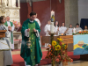 P. Matthias spendet Weihrauch rund um den Altar