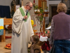Pastoralassistent Arthur sammelt bemalte Zeichnungen von Früchten ein und schenkt sie P. Matthias