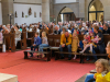 Familienmesse - viele feiern mit, der Vatertag spielt eine Rolle, es gibt eine Taufe