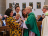 Familienmesse - Taufe von Georg, Pfarrer P. Arkadius begrüßt ihn und seine Familie
