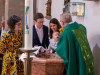 Familienmesse - Taufe von Georg, das Übergießen mit Wasser