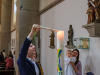 Familienmesse - Taufe von Georg, seine Taufkerze wird entzündet