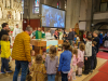 Familienmesse - Vater unser mit dem Kindern um den Altar, heute auch mit Vätern