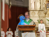 Familienmesse - Pastoralassistent Arthur spricht mit dem blauen Tjakko
