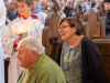 Inzwischen groß gewordene Jungscharkinder unterhalten Gerda beim Dankgottesdienst Gerda Winner 40 Jahre Pastoralassistentin in der Pfarre Gersthof, Wien 18., mit Abschied von dieser Funktion.