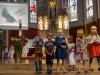 Kinder zeigen etwas zu einem gesprochenen Text - 9. Norberti-Kirtag der Pfarre Gersthof-St.Leopold am 12.6.2022