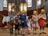 Kinder zeigen etwas zu einem gesprochenen Text - 9. Norberti-Kirtag der Pfarre Gersthof-St.Leopold am 12.6.2022