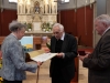 Verleihungs des Stefanusordens an Mitarbeiter der Pfarre Gersthof durch Weihbischof Dr. Helmut Krätzl - an Gerti Schulz