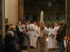 Lumen Christi - das Licht Christi - zieht in die Pfarrkirche ein -Osternacht-Lichtfeier 2023