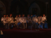 Mitfeiernde entzünden ihr Licht an der Osterkerze - Osternacht-Lichtfeier 2023