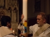 Die Gemeinde feiert Osternacht 2015 in der katholischen Pfarre Gersthof-St. Leopold in Wien.