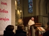 Die Gemeinde feiert Osternacht 2015 in der katholischen Pfarre Gersthof-St. Leopold in Wien.