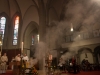 Die Gemeinde feiert Osternacht 2015 in der katholischen Pfarre Gersthof-St. Leopold in Wien.