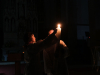 Osternacht 2026 - mit der Osterkerze in die dunkle Kirche
