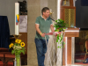 Alexander Winkler vom PGR lädt ein zum Feiern vor der Kirche beim Pfarrfest 2024