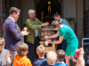 Das erste Biere gezapft von BV Silvia Nossek bei Pfarrfest 2024