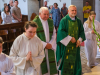 Pfarrfest Gersthof 2026: Pfarrer Arkadiusz und Pfarrer i.R. Norbert ziehen ein und eröffnen den Gottesdienst