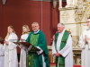 Pfarrfest Gersthof 2026: Pfarrer Arkadiusz und Pfarrer i.R. Norbert ziehen ein und eröffnen den Gottesdienst