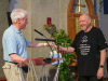Pfarrfest Gersthof 2026: Heinz Weninger (PGR) bedankt Erwin Schinner für die Organisation des Pfarrfestes und seine Koch-Aktivitäten