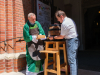 Pfarrfest Gersthof 2026: der traditionalle "Kraftakt", Pfarrer Arkadiusz schlägt das Bierfass an.