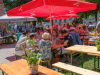 Pfarrfest Gersthof 2026: im Schatten ist gut sitzen und plaudern