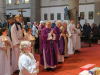 P. Arkadiusz (Pfarrer), Dr. Michael Landau (Caritas Österreich), Diakon Toni Hecht, viele Ministranten beim Gottesdienst zum Abschluss der Weihnachtspaket-Aktion 2023, Pfarre Gersthof