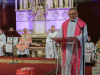 Pfr. P. Arkadiusz begrüßt Caritas-Präsident Dr. Michael Landau beim Gottesdienst am 3. Adventsonntag, mit Abschluss der Weihnachtspaketaktion - Pfarre St. Leopold-Gersthof, Wien 18.,