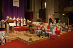 Weihnachtspaketmesse mit Caritaspräsident Landau