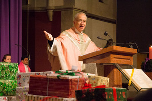 Weihnachtspaketmesse mit Caritaspräsident Landau