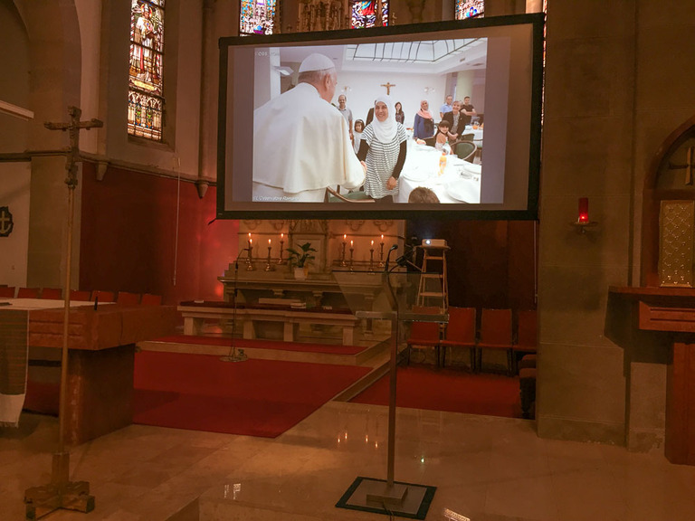 Große Bilder in der Pfarrkirche