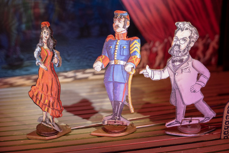 Carmen rasante im Papiertheater