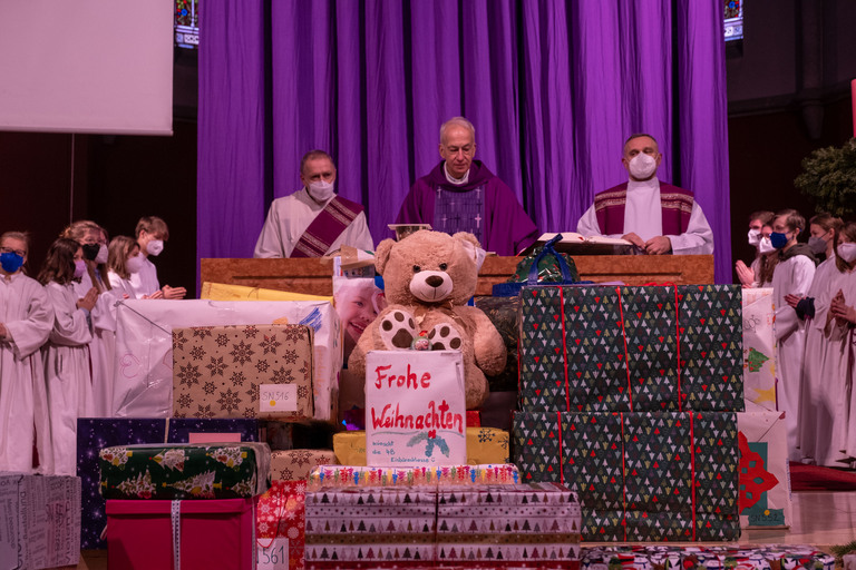 Weihnachtspackerln an 587 Menschen